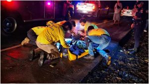 Socorristas explicaron que el peatón presentaba múltiples traumas. Foto / Comandos de Salvamento