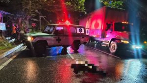 Víctima fue arrollada por dos carros, una moto y una rastra. Foto. Cruz Verde Salvadoreña