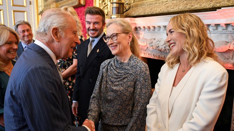 El exfutbolista inglés David Beckham (2.º por la izquierda), la actriz estadounidense Meryl Streep (2.ª por la derecha) y la actriz británica Kate Winslet (der.) con el rey Carlos III de Gran Bretaña (delante por la izquierda) durante la ceremonia de entrega de los Premios de la Fundación del Rey, en el 35.º aniversario de la fundación, en el Palacio de St. James, en Londres, el 12 de junio de 2025.