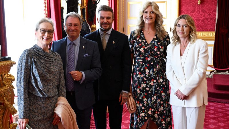 La actriz estadounidense Meryl Streep (izq.), el exfutbolista inglés David Beckham (centro) y la actriz británica Kate Winslet (der.) asisten a la ceremonia de entrega de los Premios de la Fundación King's, en el 35.º aniversario de la fundación, en el Palacio de St. James, Londres, el 12 de junio de 2025.