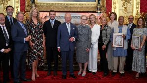 El chef francés Raymond Blanc, el presentador británico Alan Titchmarsh, la modelo británica Penny Lancaster, las actrices británicas Meryl Streep y Kate Winslet, el exfutbolista inglés David Beckham y el rey Carlos III de Gran Bretaña posan para una fotografía durante la ceremonia de los Premios de la Fundación del Rey, en el 35.º aniversario de la Fundación, en el Palacio de St. James, en Londres, el 12 de junio de 2025.