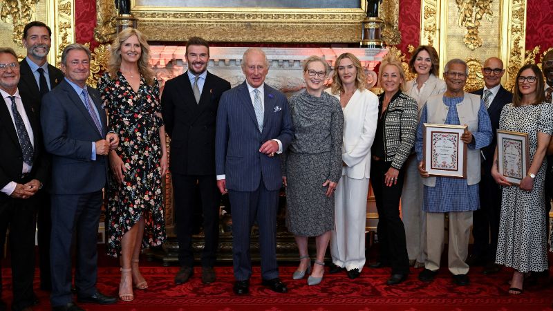 El chef francés Raymond Blanc, el presentador británico Alan Titchmarsh, la modelo británica Penny Lancaster, las actrices británicas Meryl Streep y Kate Winslet, el exfutbolista inglés David Beckham y el rey Carlos III de Gran Bretaña posan para una fotografía durante la ceremonia de los Premios de la Fundación del Rey, en el 35.º aniversario de la Fundación, en el Palacio de St. James, en Londres, el 12 de junio de 2025. / 