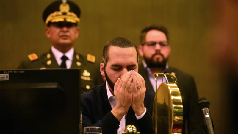 Nayib Bukele, Presidente de la Republica en toma en la Asamblea acompañada de militares.
Foto EDH/ Archivo
