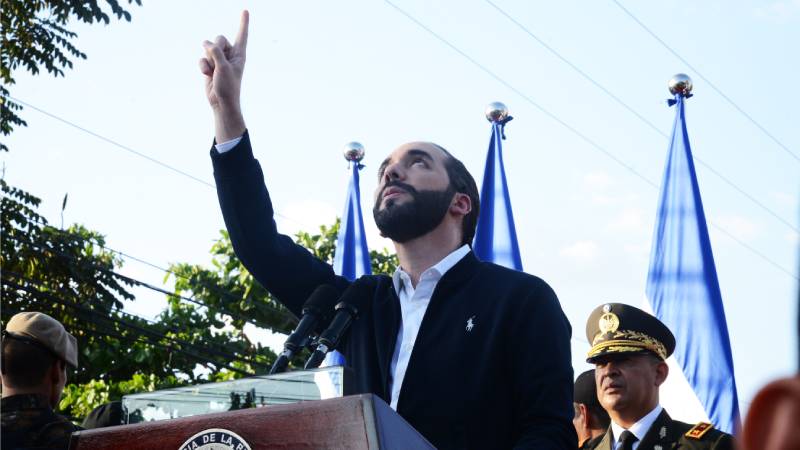 bukele toma asamblea militares