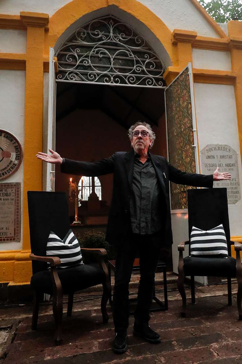 Tim Burton emergió de la densa niebla abrazada a una de las capillas del Panteón Civil de Dolores, el más grande de México.