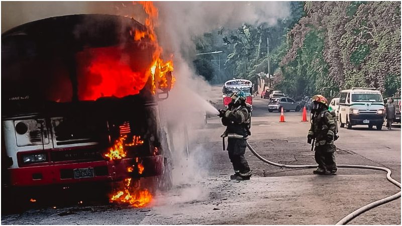 Bomberos controlaron incendio en un autobús, sin reporte de personas lesionadas. Foto / Cortesía