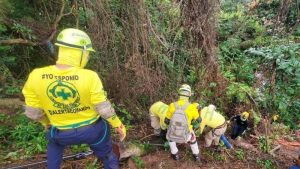 Socorristas de Comandos de Salvamento recuperan el cadáver de un hombre. Foto EDH / Cortesía.