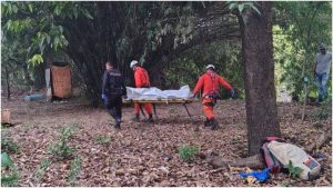 Momento en que el cadáver de la mujer es llevado a tierra firme. Foto / Cortesía