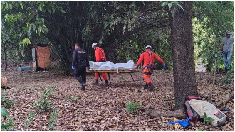 Momento en que el cadáver de la mujer es llevado a tierra firme. Foto / Cortesía
