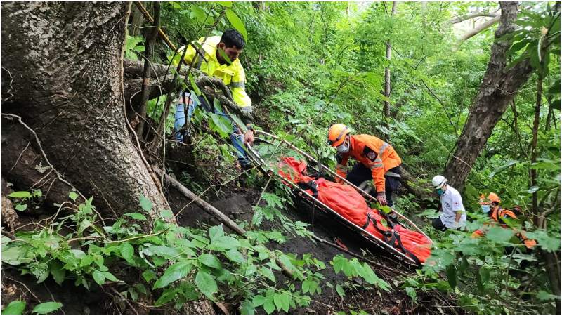 Momento en que el cadáver es llevado a tierra firme. Foto / Cruz Roja