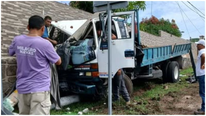 El vehículo pesado terminó frente a un autohotel. Foto / Cortesía Comandos.