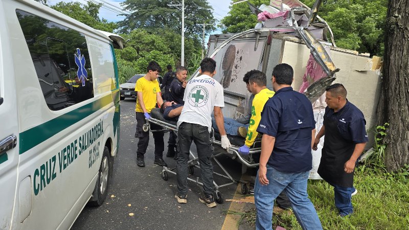 Dos lesionados en vuelco de camión. Foto: Cruz Verde Salvadoreña