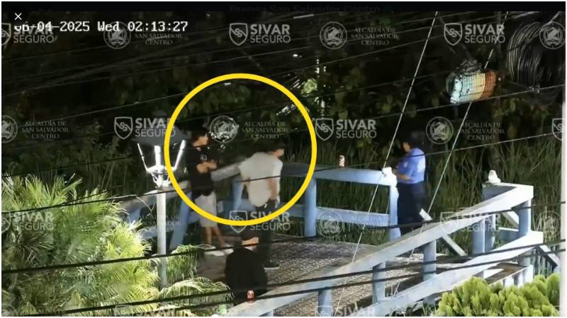 Unos jóvenes departían cervezas en el mirador. Foto / Cortesía