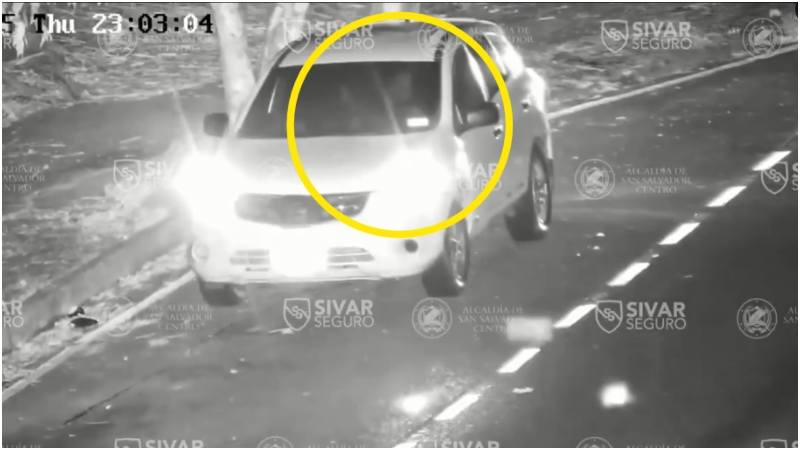 Una pareja fue captada haciendo actos de índole sexual en su carro. Foto / Cortesía