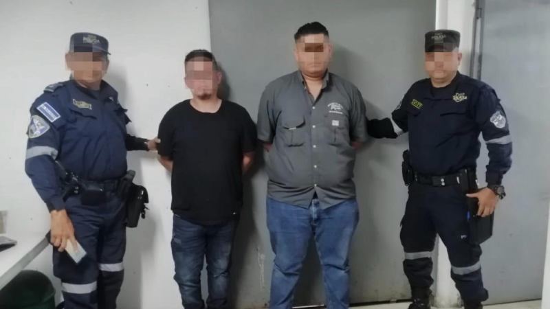 Dos motoristas fueron detenidos por disputarse la vía. Foto EDH / Cortesía PNC.