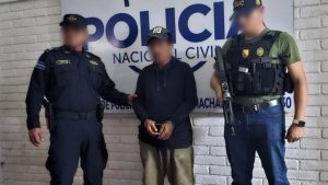 Supuesto integrante de la mara 18, que fue trasladado a la frontera de Pedro Alvarado, Moyuta, Jutiapa, para ser entregado a las autoridades salvadoreñas. Foto EDH / Cortesía PNC de Guatemala.