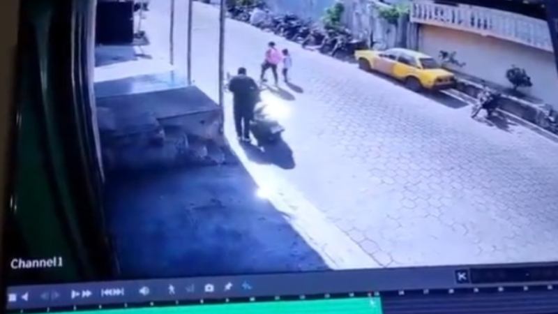 Momento en que el hombre se lleva la motocicleta que estaba estacionada. Foto EDH / Cortesía PNC.