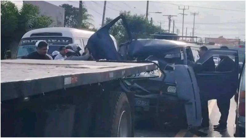 Así quedó el microbús tras el impacto con el vehículo pesado. Foto / Cortesía