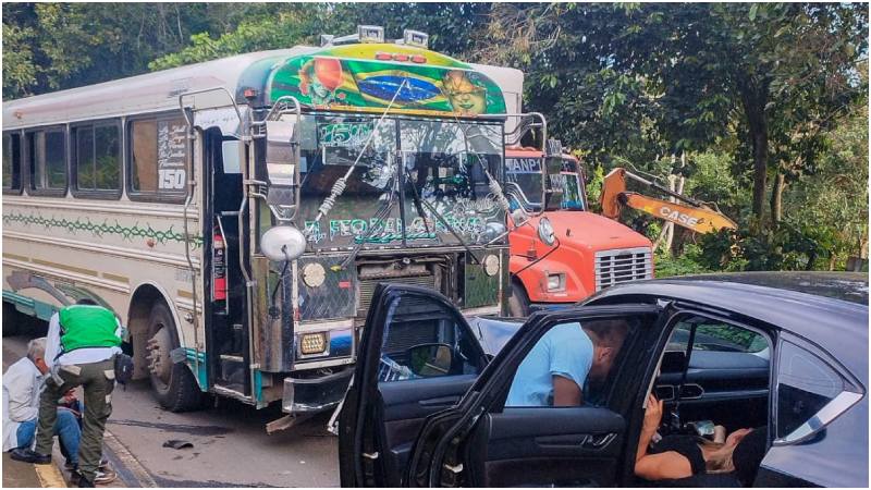 Un bus de la Ruta 150 se vio involucrado en el choque. Foto / Cortesía Cruz Verde