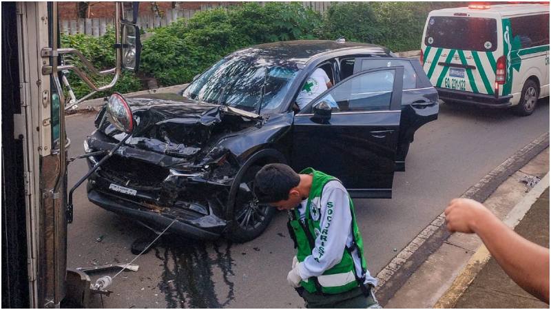Así quedó la camioneta tras el impacto. Foto / Cortesía Cruz Verde