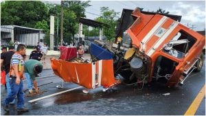 Así quedó uno de los vehículos involucrados en el choque. Foto / Cortesía Comandos