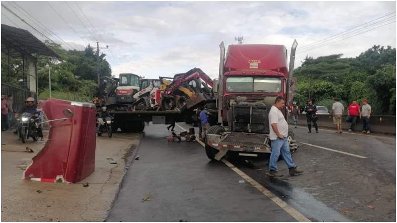El paso se mantuvo restringido por varias horas mientras retiraban las unidades y realizaban limpieza. Foto / Cortesía