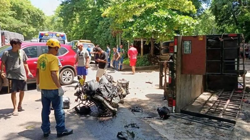 La inspección policial determinó que el motociclista fue el responsable del lamentable accidente en el que murieron él y su hijo. Foto: Cortesía