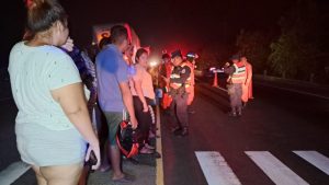 Lugareños observan escena de mortal accidente en la carretera a Acajutla. Foto: Gerardo Orellana