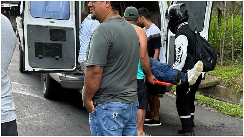 Momento en que una de las víctima es llevada hacia el hospital. Foto / Cortesía Cruz Verde