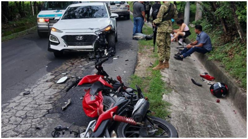 Un carro chocó de frente contra una moto en la que iban dos personas. Foto / Cortesía PNC