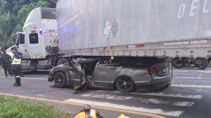 Así quedó el vehículo tras el impacto con la rastra. Foto / Cortesía Comandos de Salvamento
