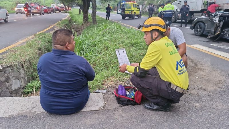 Socorristas consultan al conductor sobre lo sucedido. Foto / Cortesía Comandos de Salvamento