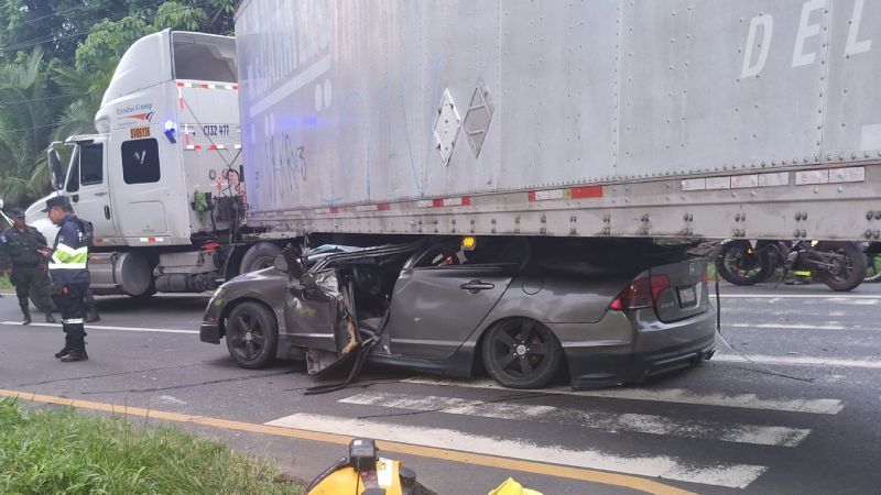 Así quedó el vehículo tras el impacto con la rastra. Foto / Cortesía Comandos de Salvamento
