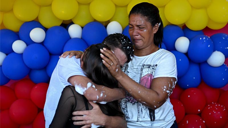 Jonferson Valera Yamarte (izq.) abraza a su madre, Mercedes Yamarte, tras llegar a su hogar en Maracaibo, Venezuela, el 10 de mayo de 2025. Los tres hijos de Mercedes Yamarte huyeron de Venezuela en busca de una vida mejor en Estados Unidos. Ahora, uno se consume en una cárcel salvadoreña, otro se autodeportó a México y un tercero vive escondido, aterrorizado por la posibilidad de que agentes estadounidenses llamen a la puerta. Foto EDH / AFP