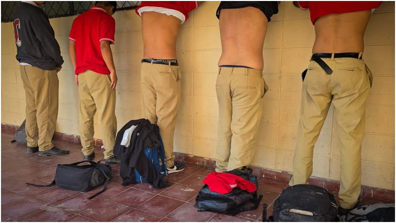 A los alumnos se les revisó si tenían tatuajes alusivos a pandillas. Foto / FGR
