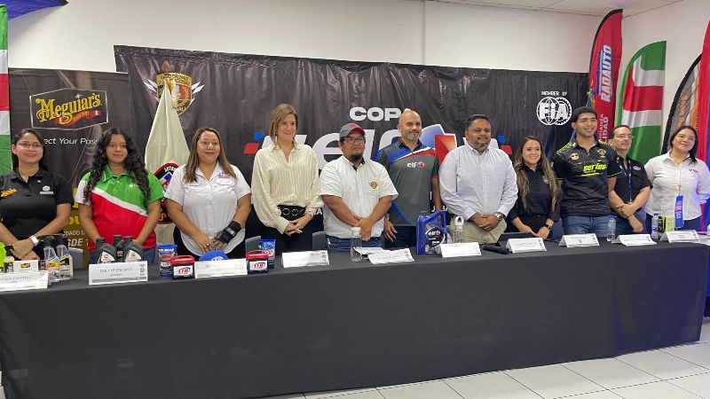 La velocidad se encuentra con la noche en una experiencia sin precedentes: la Copa ELF ilumina El Jabalí con adrenalina, motores y pasión por el automovilismo. / 