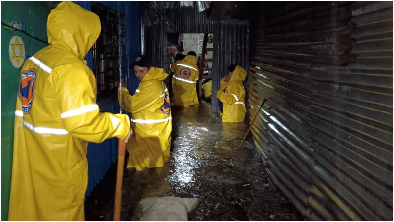 Personal de Protección Civil Municipal evalúa los daños en las comunidades por las lluvias. Foto / Cortesía Alcaldía