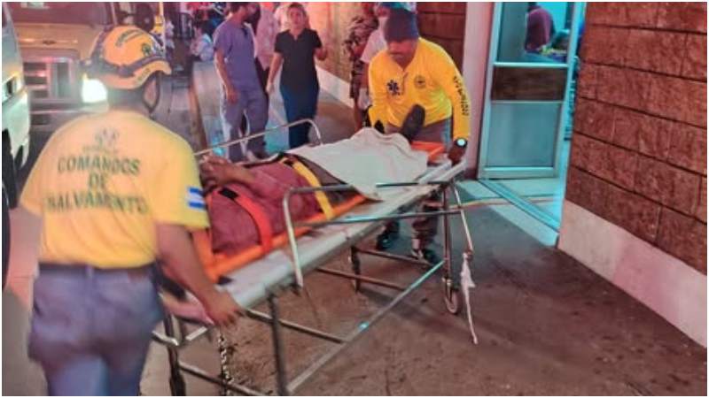 Uno de los heridos es entregado en el Hospital Mazzini. Foto / Cortesía Comandos