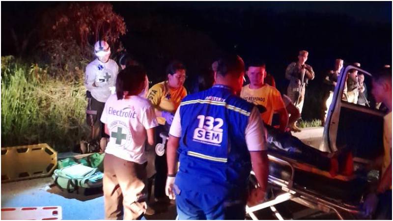 Momento en que las víctimas son atendidas por los cuerpos de socorro. Foto / Cruz Verde