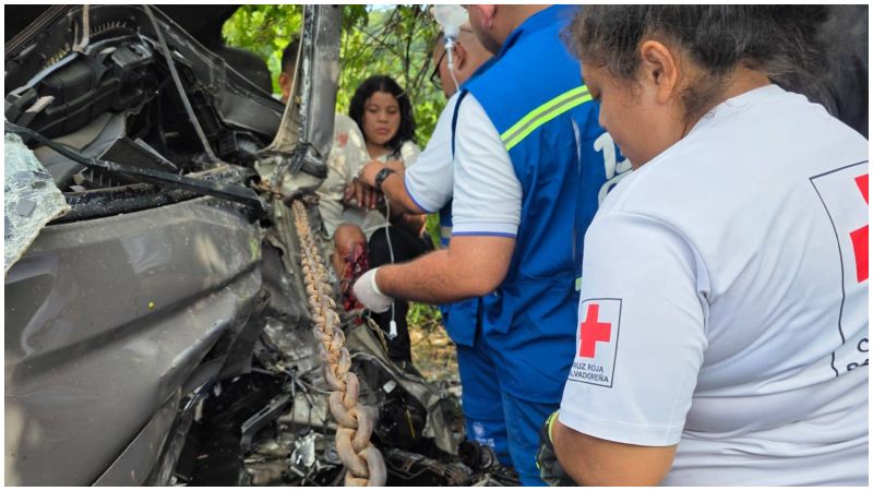 Cuerpos de socorro atienden al atrapado en el vehículo. Foto / Cortesía.