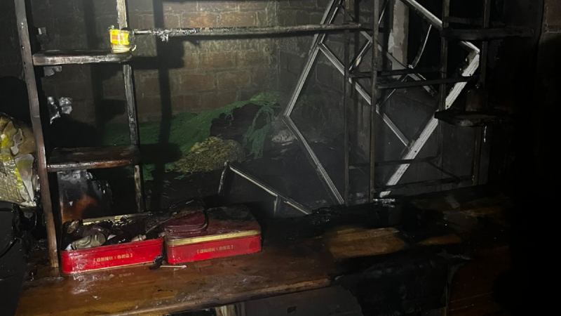 Escombros de la vivienda incendiada. Foto EDH / Cortesía Comandos de Salvamento.