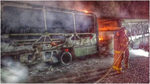 Momento en que el Cuerpo de Bomberos liquida las llamas de las unidades. Foto / Cortesía