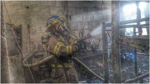 Personal de Bomberos sofocaron el fuego y evitaron que se extendiera a casas cercanas. Foto / Cortesía Bomberos