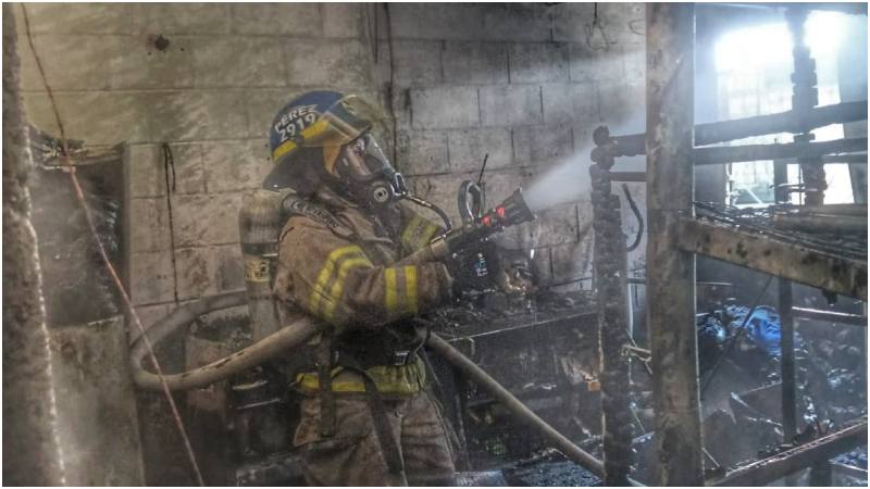 Personal de Bomberos sofocaron el fuego y evitaron que se extendiera a casas cercanas. Foto / Cortesía Bomberos