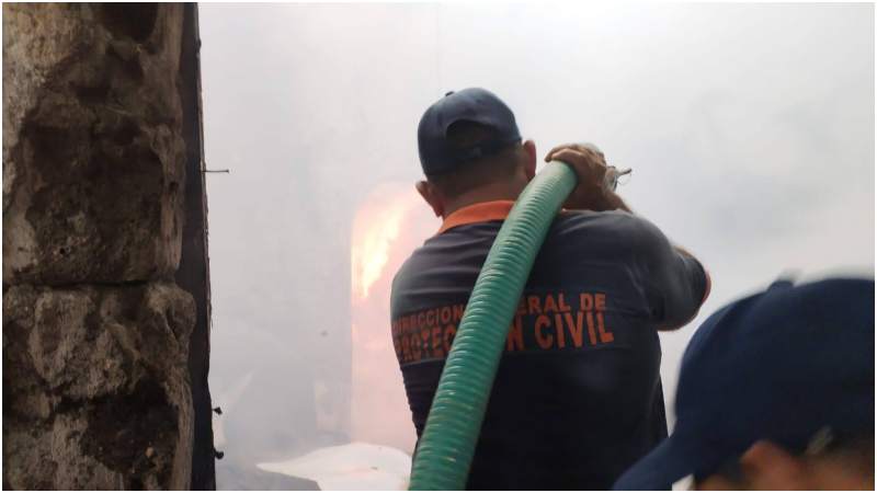 Personal municipal participó en la liquidación del fuego. Foto / Cortesía Comandos. 