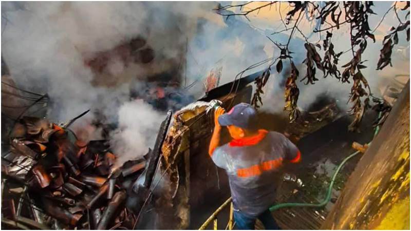 El fuego se propagó rápidamente en el lugar. Foto / Cortesía Comandos.