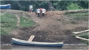 Momento en que el joven es llevado a la lancha para ser trasladado al otro extremo. Foto / Cortesía Cruz Verde