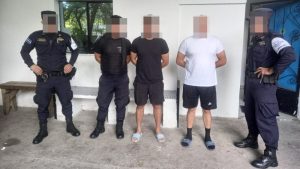 Tres agentes policiales destacados en la estación de Policía de Turismo, en la Playa El Tunco, fueron arrestados luego de no someterse a la prueba de alcotest, tras las sospechas de que andaban ebrios.