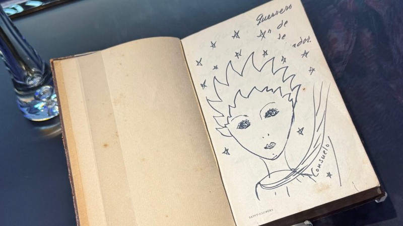 El ejemplar, que reúne siete obras de Antonie de Saint-Exupéry, inlcuye una ilustración de 