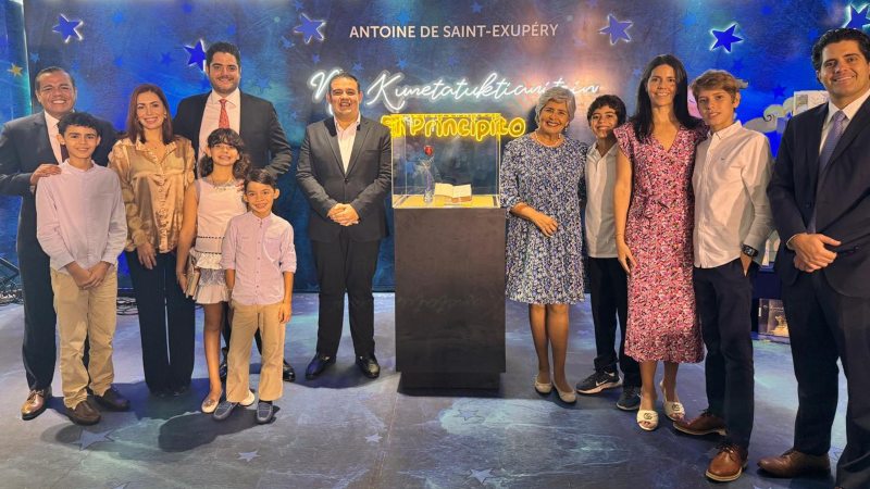 Libro de Antonie de Saint-Exupéry en la binaes